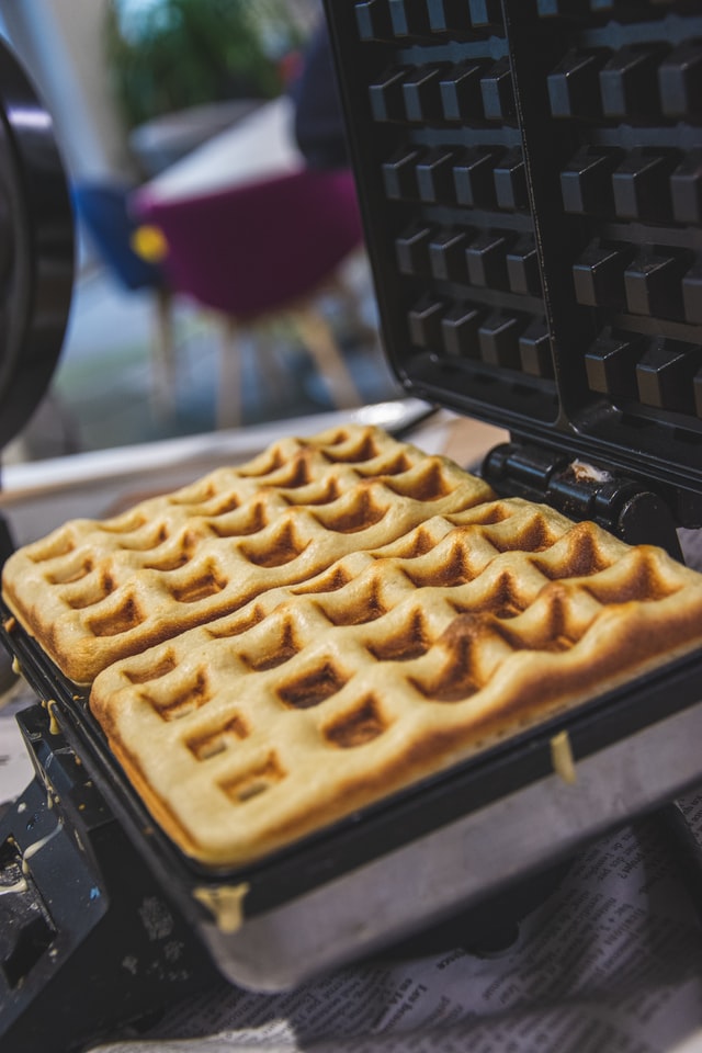 Mesin waffle sedang digunakan untuk membuat waffle