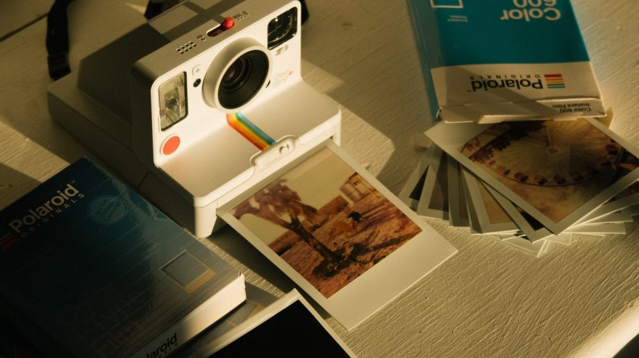 Ilustrasi uv printing pada kamera polaroid